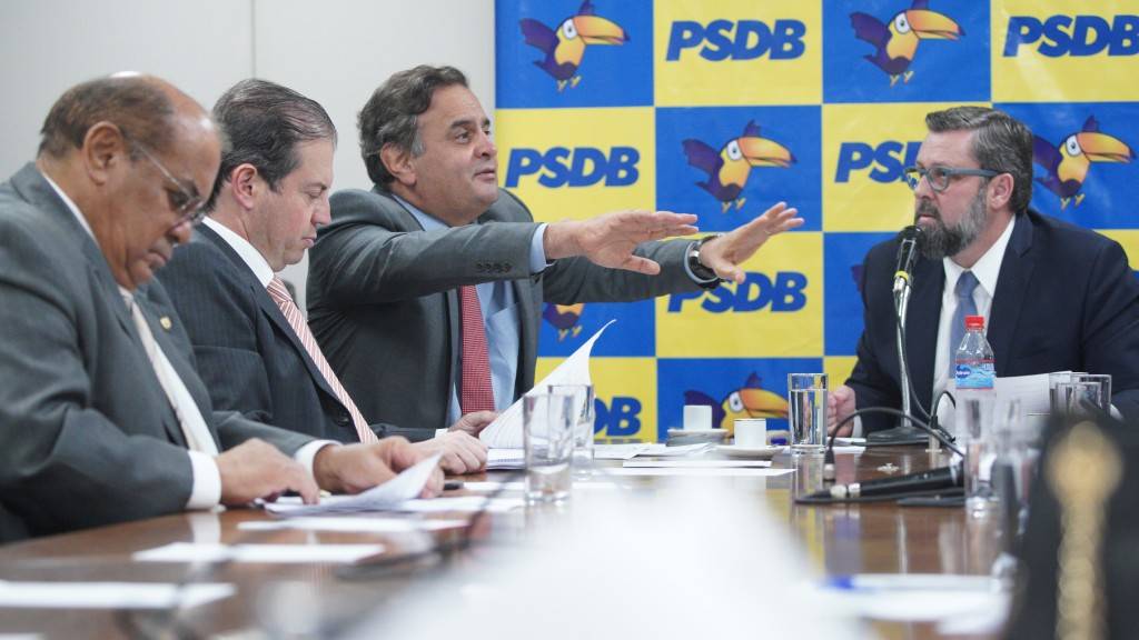 Aécio Neves foi o principal articulador da cláusula que pode forçar ...